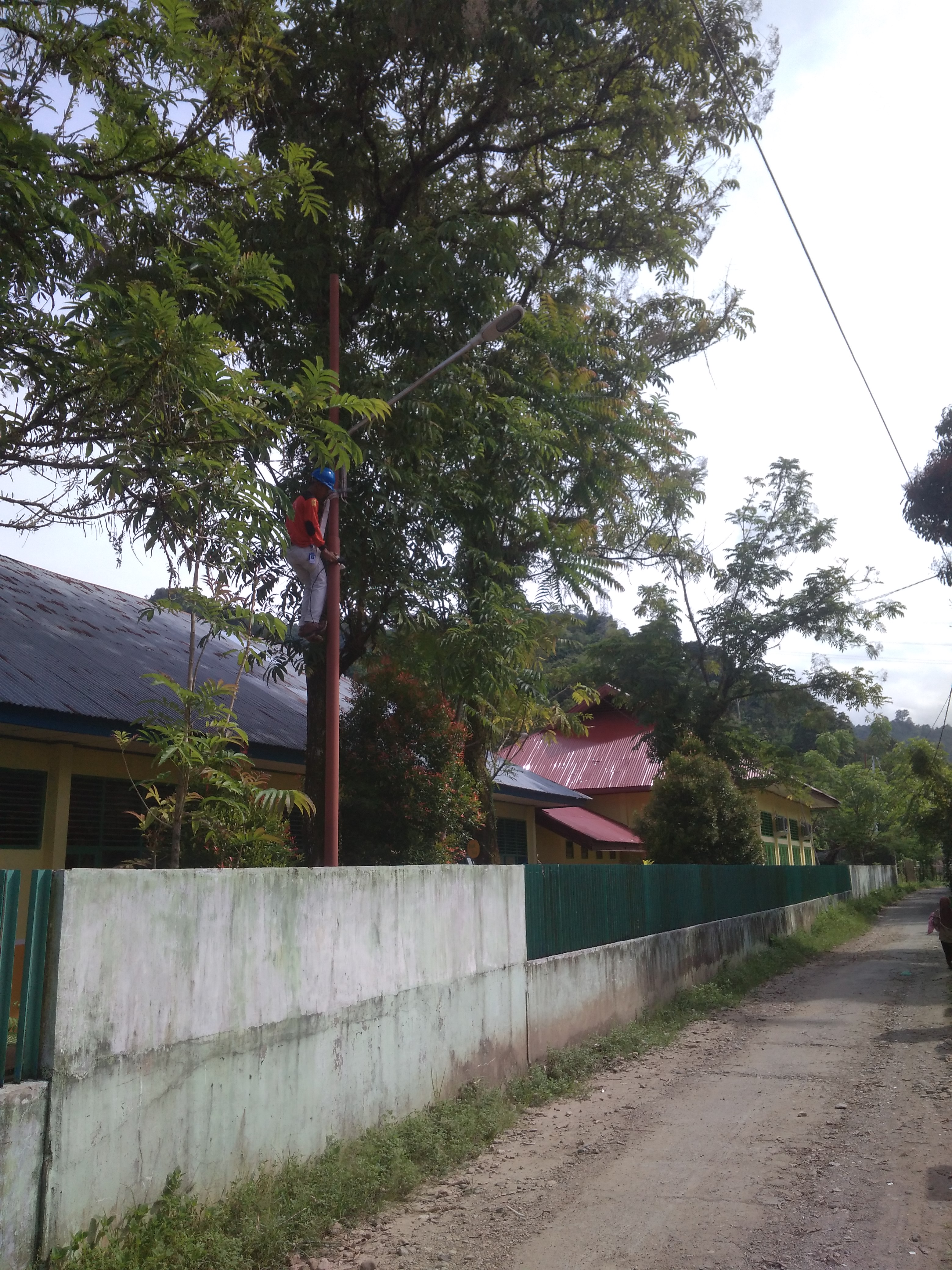 KEGIATAN PERBAIKAN PENERANGAN JALAN UMUM (PJU) TANGGAL  18 JANUARI 2019 DI SMA 2 PAINAN